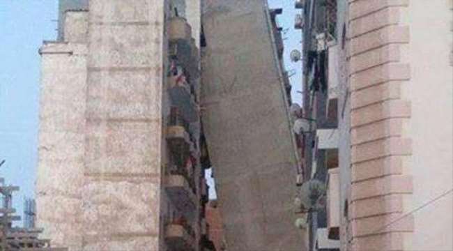 فيديو يحبس الأنفاس .. بناية 12 طابقاً تميل على أخرى بمصر