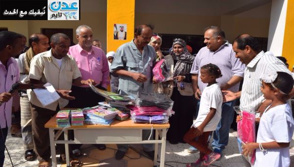 محافظ عدن يدشن توزيع الحقيبة المدرسية في فقم- صور