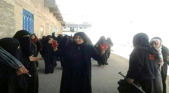 شاهد بالفيديو .. ميليشيات الحوثي تطارد نساء القبائل بصنعاء في ظل صمت الرجال 