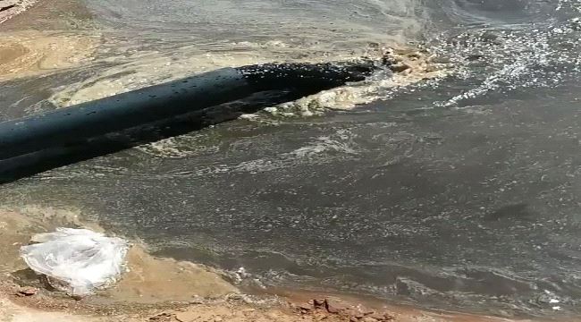 فيديو/ شاهد تدفق سائل غريب خلال حفر بئر ماء في #حضرموت