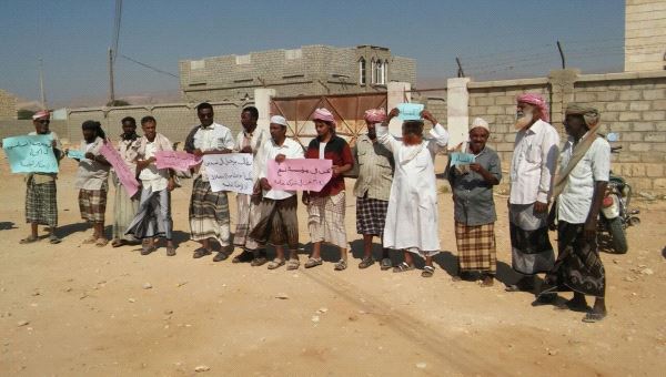 المهرة : وقفة احتجاجية لموظفي مؤسسة المياه بمديرية سيحوت