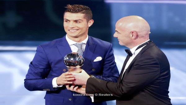 كريستيانو رونالدو يتوج بجائزة افضل لاعب في العالم