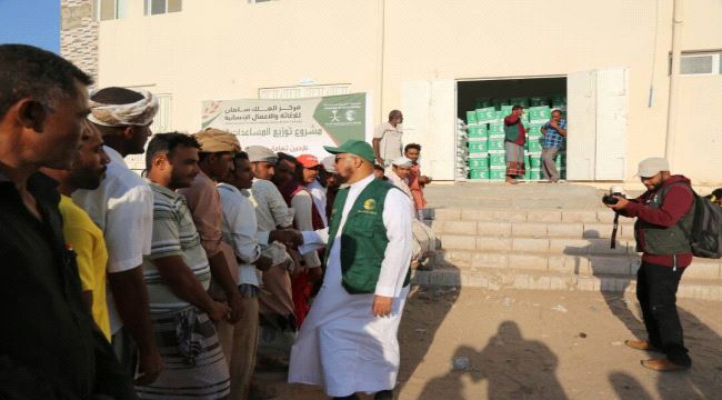 مركز الملك سلمان يوزع اغاثة لنازحي تهامة في عدن