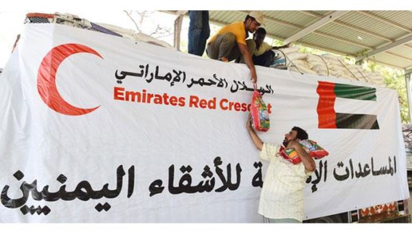 الهلال الأحمر الإماراتي يوزع مساعدات غذائية للنازحين في عدن