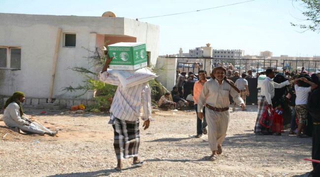 المهرة: توزيع 2700 سلة غذائية مقدمة من مركز الملك سلمان للإغاثة 
