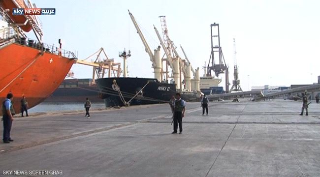 #التحالف_العربي : الانقلابيون يحتجزون سفينة في #ميناء_الحديدة