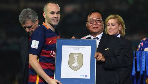 برشلونة يُكرَّم للمرة الثالثة بشارة FIFA لأبطال العالم