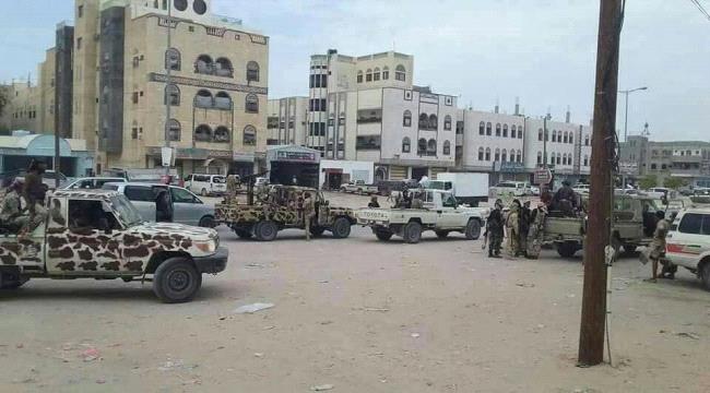 النخبة الشبوانية تنتشر داخل مدينة عتق وتنفذ حملة لمنع حمل السلاح