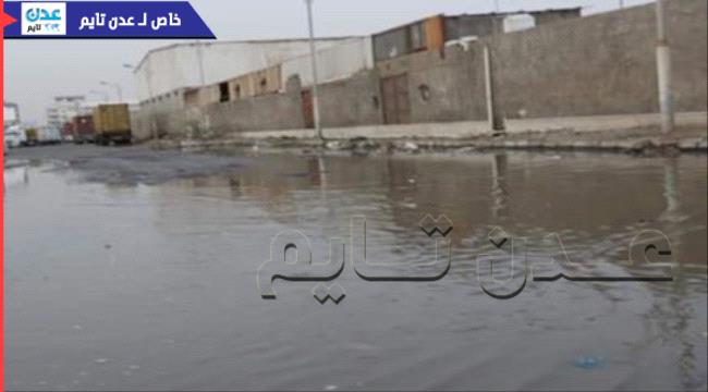 عدن..مياه الصرف الصحي تغرق الشوارع في المنصورة 