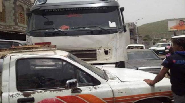 فيديو/ شاحنة منفلتة تتسبب بحادث مروع وسط #إب