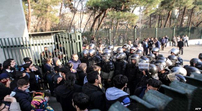 أحكام "مشددة" بالسجن لطلبة إيرانيين قالوا "لا للغلاء"