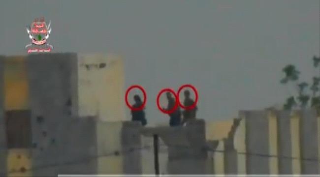 شاهد بالفيديو.. لحظة إستهداف قناصة حوثيين من قبل العمالقة الجنوبية ب#الحـديدة