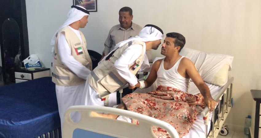 الهلال الأحمر الإماراتي يطمئن على صحة المصابين الإعلاميين "الجنيد والنقيب"