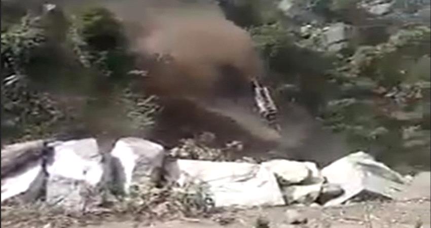 "فيديو" يوثق لحظة انهيار صخري تسبب بسقوط "بوكلين" ووفاة سائقه بيافع