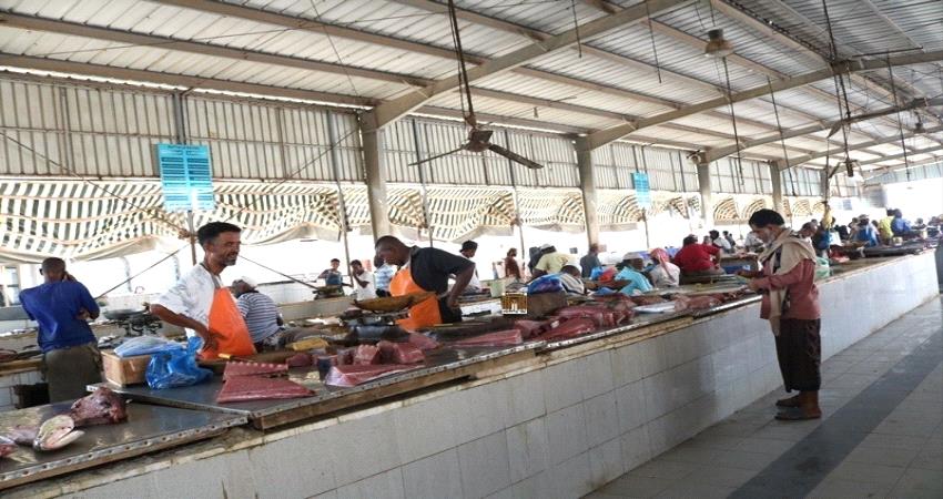 في سوق الصيد في شرج باسالم بالمكلا.. السمسار يتحكم ببيع المنتوج وتصديره الى الخارج