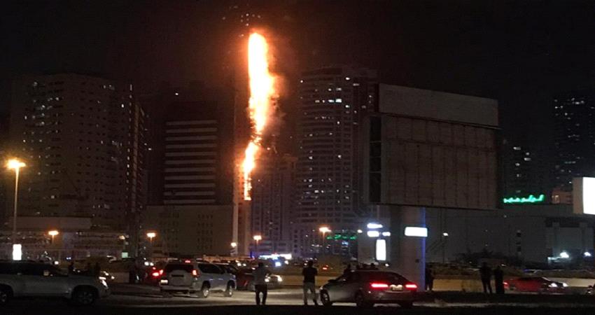 فيديو - حريق هائل في برج سكني بالشارقة