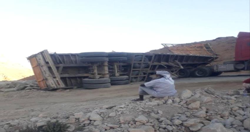 حادث مروري لشاحنة نقل يعزل وادي حضرموت عن ساحلها 