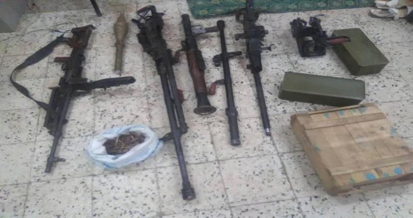 ضبط طقم أسلحة ثقيلة وذخيرة تابعة لمشتبه به شمال عدن