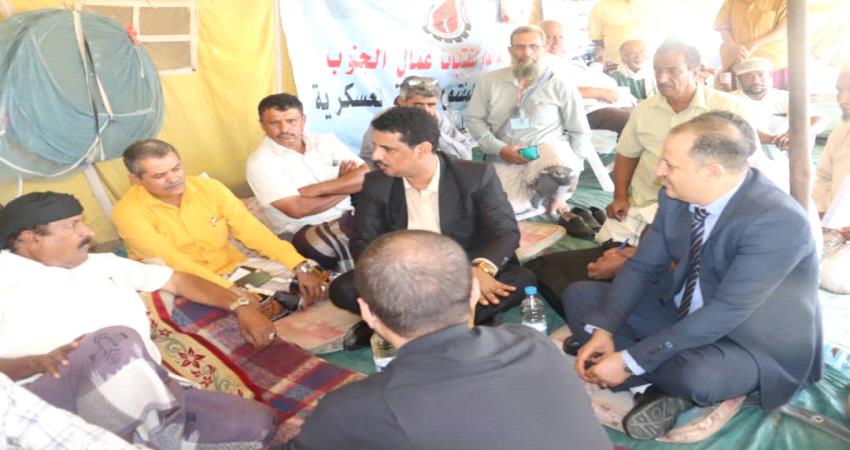 وزير في حكومة تصريف الاعمال يوفد فريقا الى مخيمات العسكريين في عدن