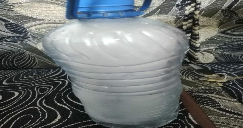 طبيبة في عدن تحذر من خطر علب المياه البلاستيكة المثلجة 