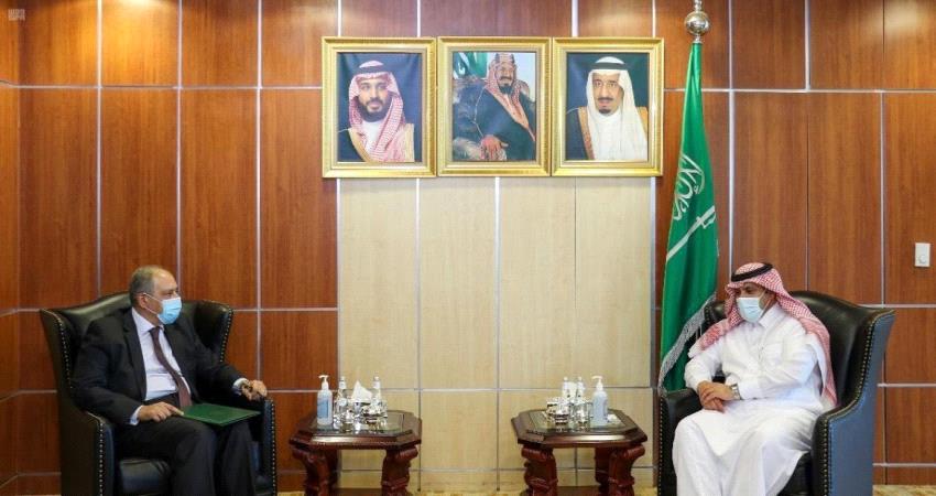ال جابر يطلع السفير المصري بمستجدات اتفاق الرياض
