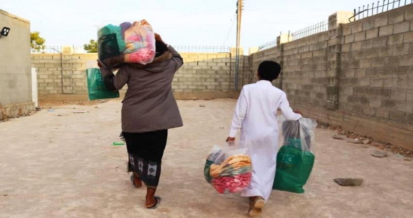 مركز الملك سلمان للإغاثة يوزع حقائب شتوية في مأرب وشبوة