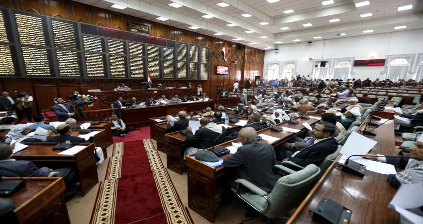 الحوثيون يسقطون عضوية 44 برلمانيا بتهمة تأييد " الشرعية "