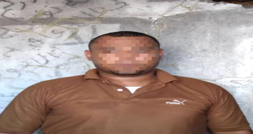 حزام عدن يضبط متهماً في قضية قتل وأحد الفارين من السجن المركزي