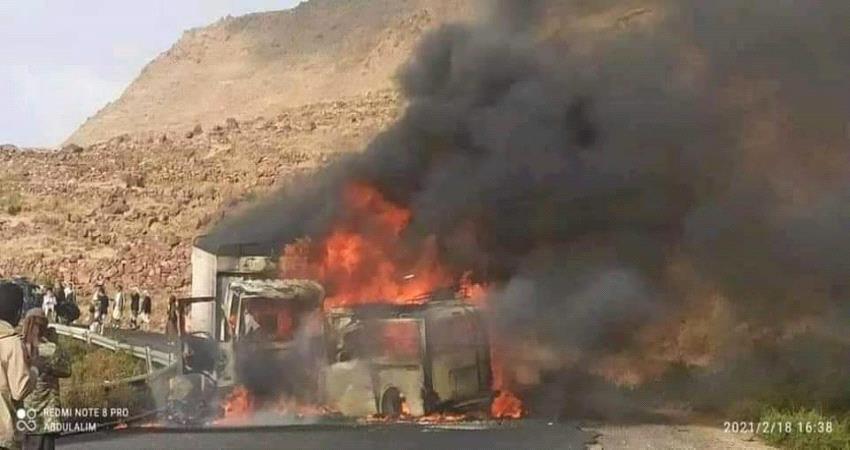 فيديو: حريق يشب في مركبتين أثر حادث مروري مروع في محافظة اب