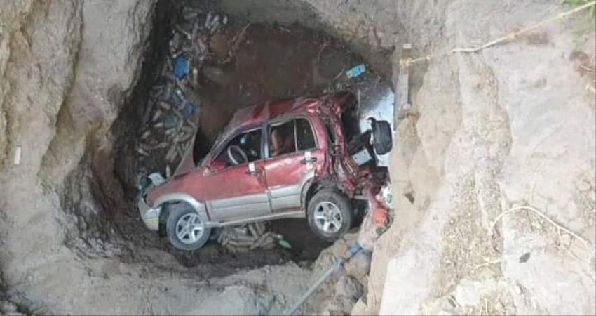 نجاة مواطن وطفل من حادث سقوط سيارة في أحد الآبار شمال الضالع (صور)
