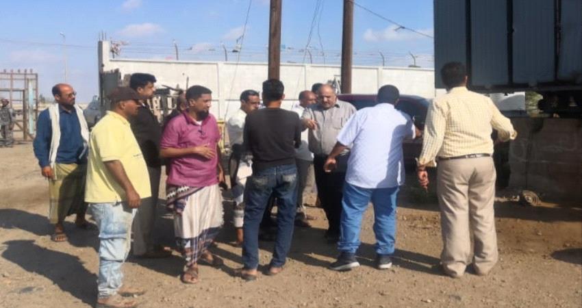 مدير كهرباء عدن يدشن ايصال التيار لحقول مياه بئر احمد