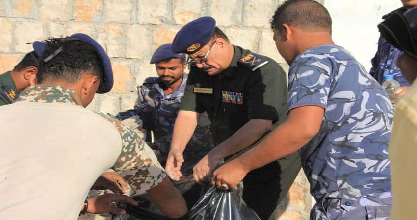 بالصور.. مدير أمن حضرموت يشارك أفراد الأمن حملة نظافة وتحسين مدينة المكلا