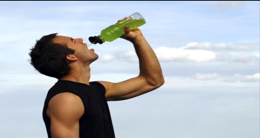 تسبب السكتات الدماغية.. دراسة: هذه مخاطر تناول مشروبات الطاقة!! 