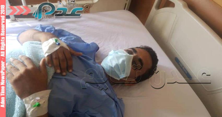 بتر قدم صحفي في مشفى بالقاهرة من جرحى الهجوم الصاروخي على مطار عدن