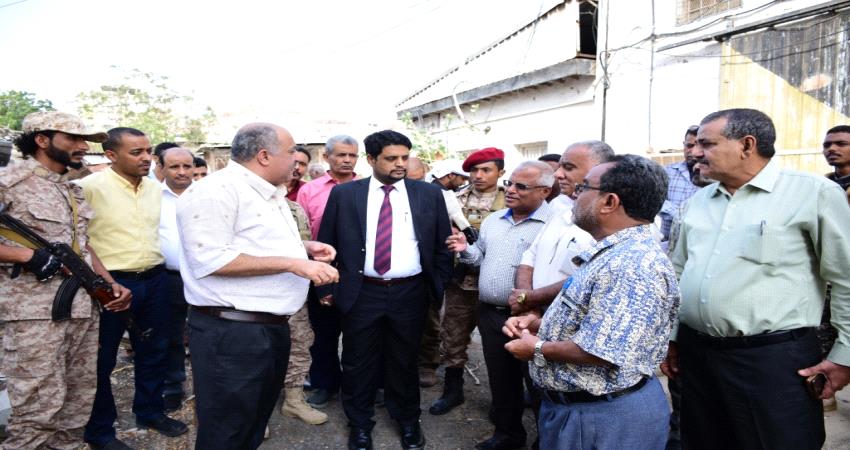 وزير الكهرباء يشيد بجهود المؤسسة في عدن لتجاوز الأزمة 