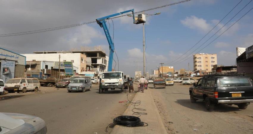 تنفيذ أعمال صيانة للانارات في شوارع الشيخ عثمان 