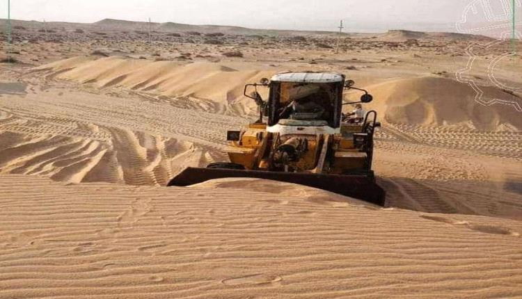 إزالة الرمال المتحركة من الطريق الدولي الرابط بين شبوة وحضرموت