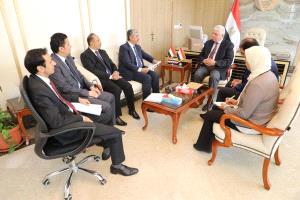 بحاح يبحث مع وزير التعليم العالي المصري آليات تعزيز التعاون المشترك