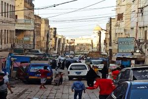 سكان في عمارة بكريتر العيدروس : حياتنا تحت التيار الكهربائي القاتل