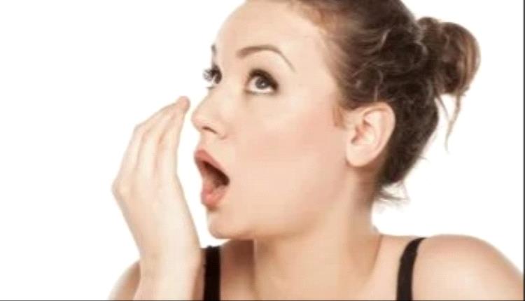 4 نصائح للتخلص من رائحة الفم الكريهة..