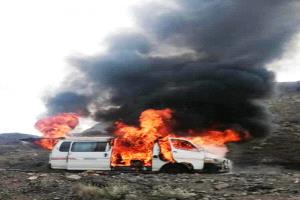 بالصور.. نجاة عدد من الركاب بعد حادثة احتراق باص في طريق المسيمير بلحج