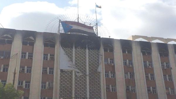 رفع علم الجنوب فوق مبنى محافظة عدن