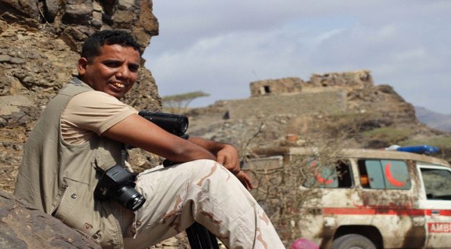 صحيفة خليجية تسرد قصة المصور الحربي " العبيدي " وكيف استهدفه الحوثيون وانقذه الجنود الإماراتيون