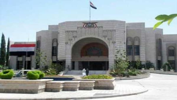 الحوثيون يوقفون مرتبات موظفين جنوبيين في رئاسة الوزراء بصنعاء