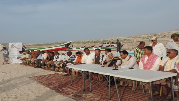 محافظ سقطرى يدشن مشروع توزيع القوارب للصيادين المتضررين من الاعصارات