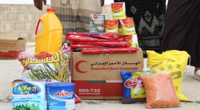 " الهلال الأحمر الإماراتي " يوزع مساعدات إغاثية في الديس الشرقية بحضرموت