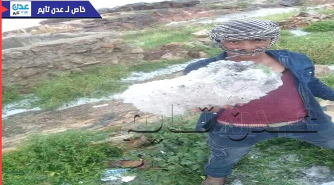 اخبار محافظات اليمن موجة صقيع وسقوط حبات الثلج على جبل في الضالع صورة