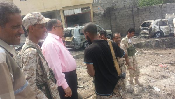 الزبيدي والخبجي يزوران موقع التفجير الإرهابي الذي استهدف البوابة الخارجية لمنزل مدير أمن عدن 