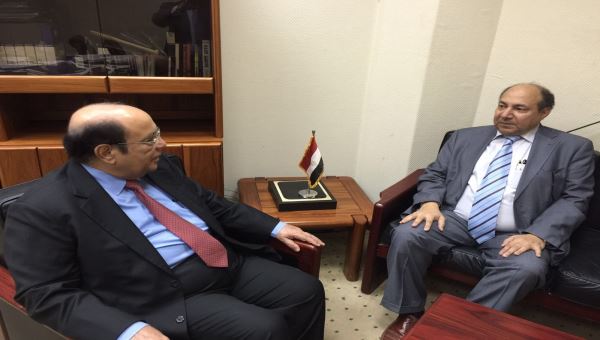 العطاس يبحث مع السفير المصري مستجدات الاوضاع في اليمن