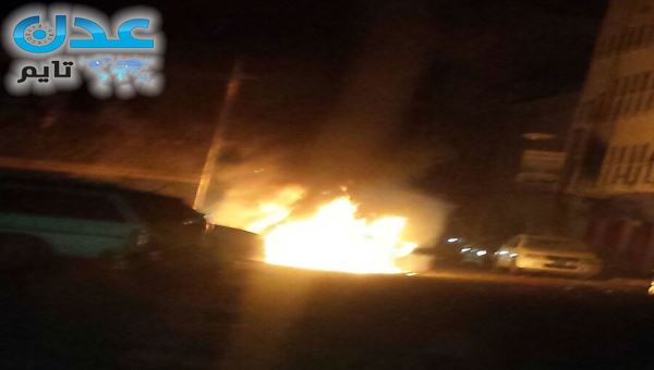 فيديو/ شاهد عيان يصور انفجار مدرعة أمام بوابة مقر الاصلاح في عدن 